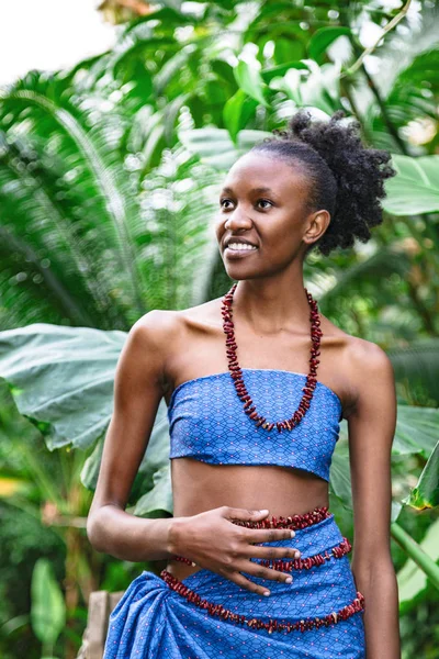 Африканская девушка в национальной одежде в зеленых джунглях — стоковое фото