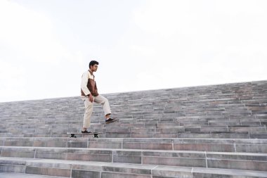 Merdiven uçuş kadar çalışan paten ile Afro adam