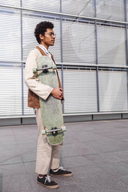 Kaykaycı şehirde onun kaykay ile duruyor