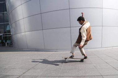 Afro-Amerikan kaykaycı yaz günü dublör yapar