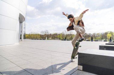 Elleri yukarı kaykay ile Kaykaycı kaykay ile merdivenlerden aşağı atlar