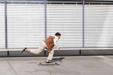 Afro-Amerikan adam tek bacak üzerinde kaykay sürme