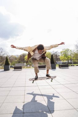 Kaykaycı havaya atladı ve gölgesini gördü