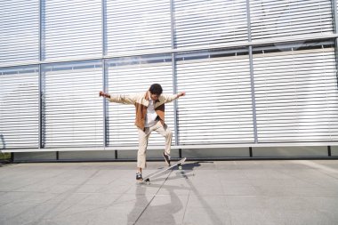 Afrikalı Amerikalı adam atlar ve havada paten çevirir