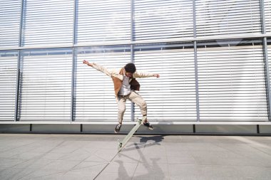 Afrikalı Amerikalı adam atlar ve havada paten çevirir