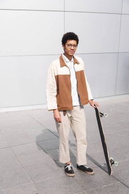 Afro-Amerikan genç patenci adamın tam uzunlukta çekim