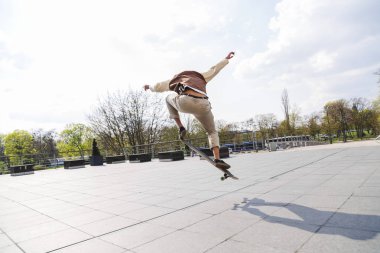 Kaykaycı havaya atladı ve gölgesini gördü