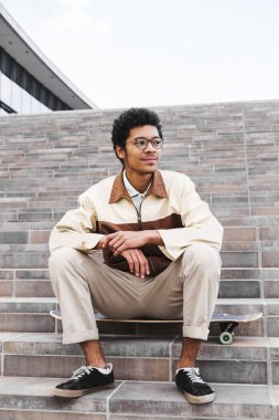 Serin Afrika kaykaycı adam dinlenmek için oturuyor