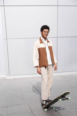 Kurulu ile afro kaykaycı tam uzunlukta fotoğraf