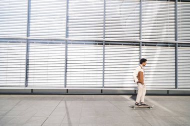 Genç siyah afro-amerikan adam dışında kaykay sürme