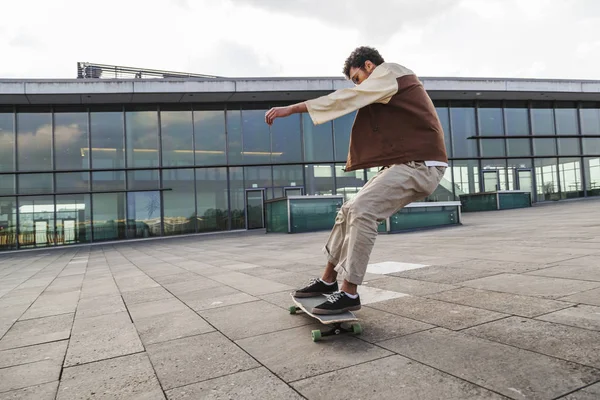 Afro-Amerikan adam onun kaykay açmak yapar