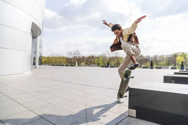 Elleri yukarı kaykay ile Kaykaycı kaykay ile merdivenlerden aşağı atlar