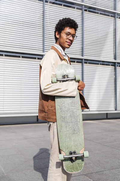 Kaykaycı şehirde onun kaykay ile duruyor