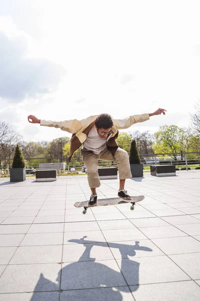 Kaykaycı havaya atladı ve gölgesini gördü