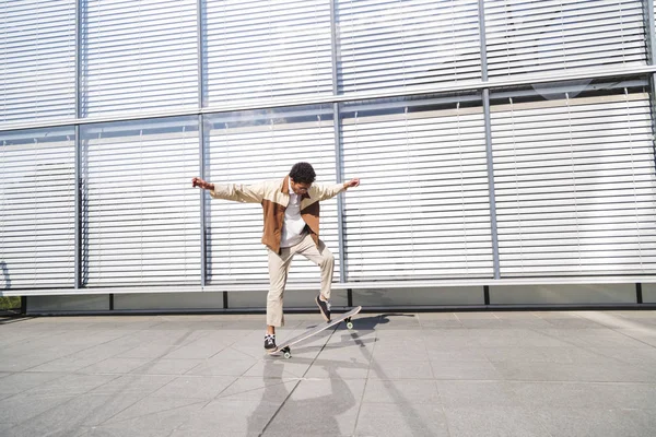 Afrikalı Amerikalı adam atlar ve havada paten çevirir