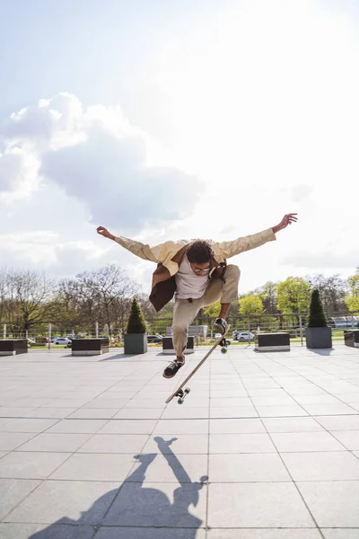 Скейтбордист подпрыгнул в воздух и увидел свою тень — стоковое фото