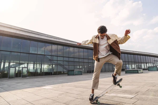 Afro kaykaycı kaykay ile havada atladı