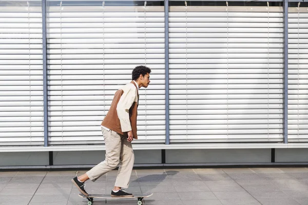 Afro-Amerikan adam tek bacak üzerinde kaykay sürme