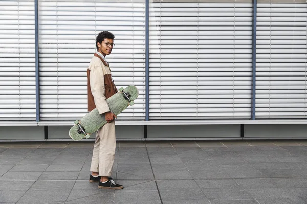 Rolettes ile pencere arka planda Kaykaycı