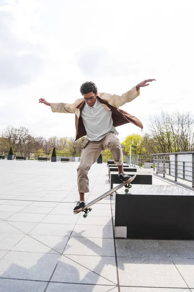 Afro kaykaycı merdiven seti aşağı kickflip yok
