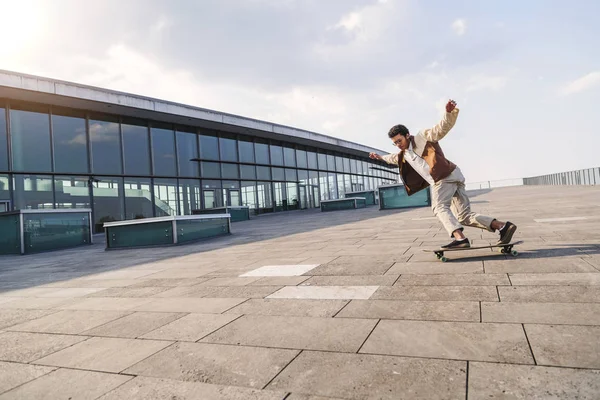 Afro adam kare üzerinde onun kaykay üzerinde hızlı sürmek