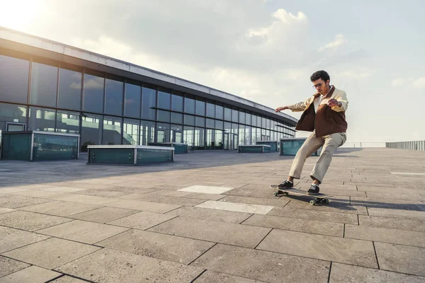 Afrikalı Amerikalı adam kaykay yan açmak yapar