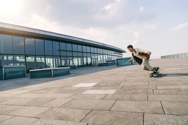 Afro adam kare üzerinde onun kaykay üzerinde hızlı sürmek