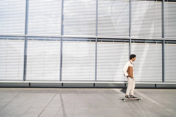 Genç siyah afro-amerikan adam dışında kaykay sürme