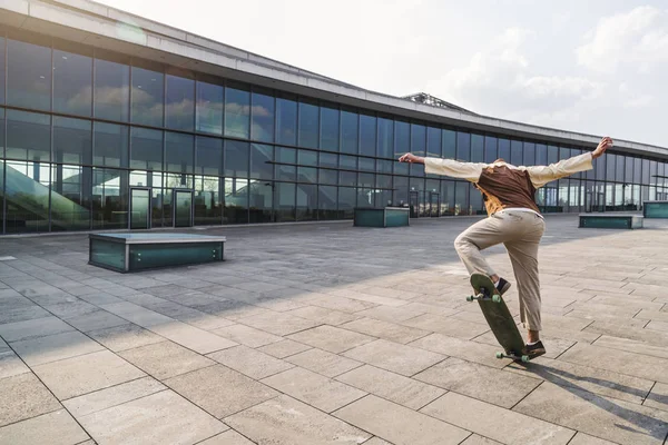 Afro-Amerikan adam meydanda pateni ile atlama