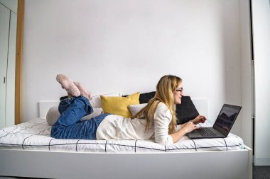 güzel sarışın kadın yatakta onu laptop ile