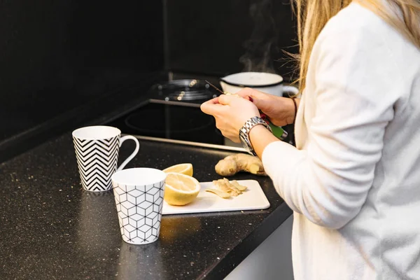 Donna in cucina affettare limone per fare un po 'di tè — Foto Stock