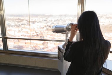 Esmer, Prag 'ın panoramasında teleskoptan bakıyor.