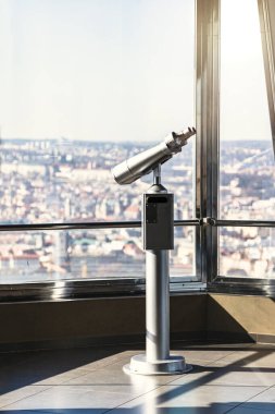 Prag 'daki gözlemevinde pencereye karşı teleskop