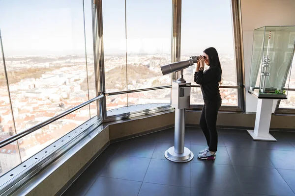 Menina olha no telescópio no observatório em Praga — Fotografia de Stock