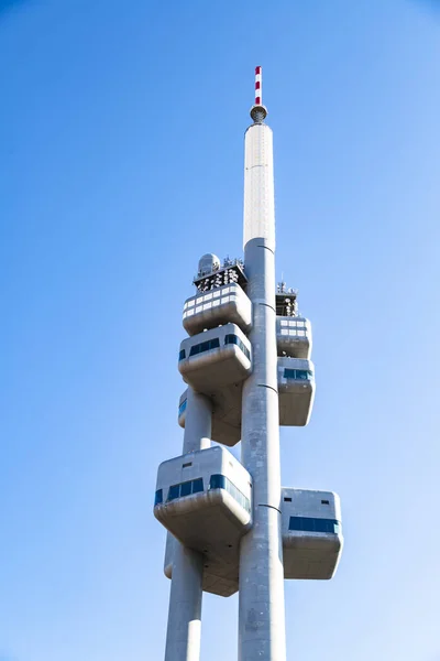 Televisie toren in Praag op de achtergrond van de lucht — Stockfoto