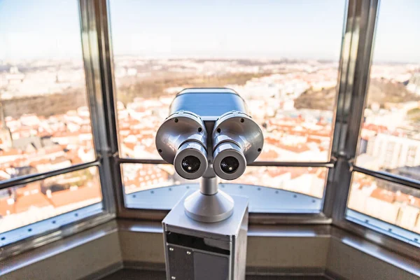 Telescópio de observação em Praga contra janela com panorama — Fotografia de Stock