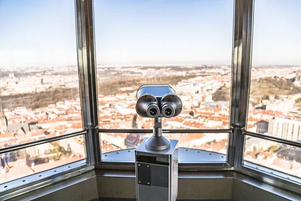 Наблюдательный телескоп в Праге против окна с панорамой — стоковое фото