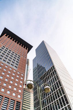 İki iş merkezinin arka planında sokak lambası