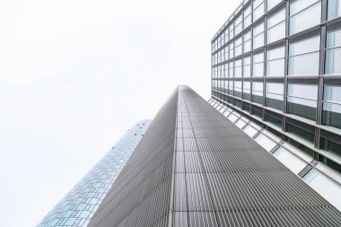 Frankfurt şehrinde çeşitli şekillerde gökdelenler