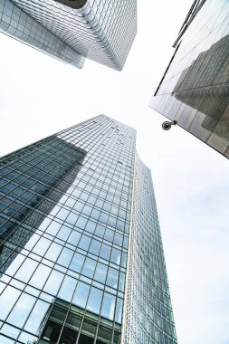 Gökdelenin arka planındaki yüksek binanın çatısı