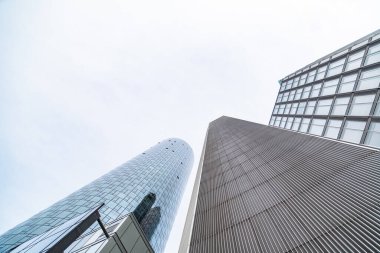 Frankfurt şehrinde çeşitli şekillerde gökdelenler