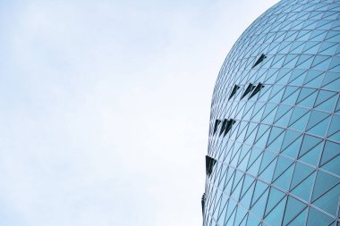 Üçgen şeklinde gökdelen pencereleri yakın plan