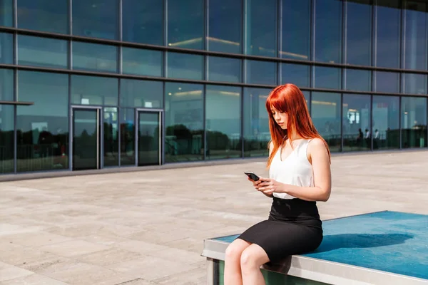 Jovem ruiva mulher de negócios em formal fora — Fotografia de Stock