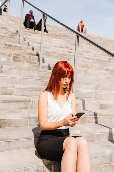 Retrato de menina ruiva usando seu telefone celular — Fotografia de Stock