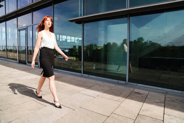 Jonge roodharige zakenvrouw in formele buiten — Stockfoto