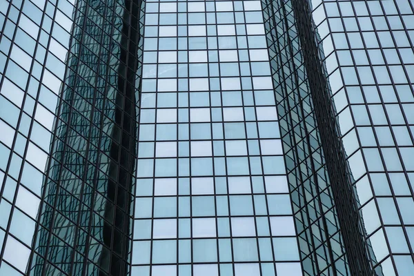 Le pareti di vetro di grattacielo riflettono altre case — Foto Stock