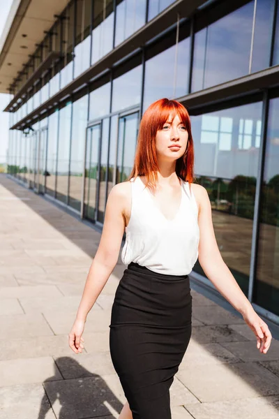 Молодая деловая женщина ходит по современному зданию — стоковое фото