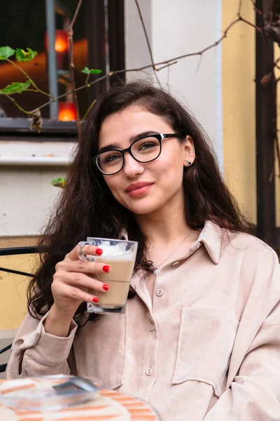 Mulher bebendo café no café de verão ao ar livre — Fotografia de Stock