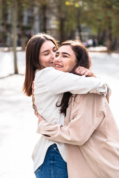 Chica abrazos riendo chica amiga en parque al aire libre —  Fotos de Stock
