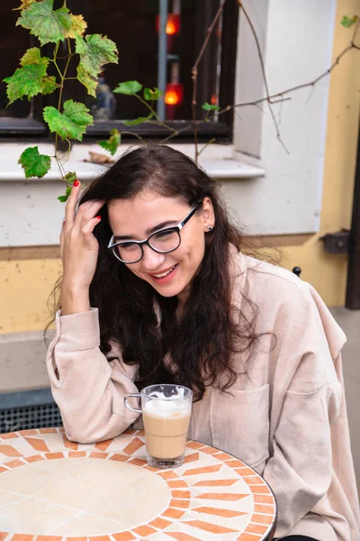 Mulher bebendo café no café de verão ao ar livre — Fotografia de Stock